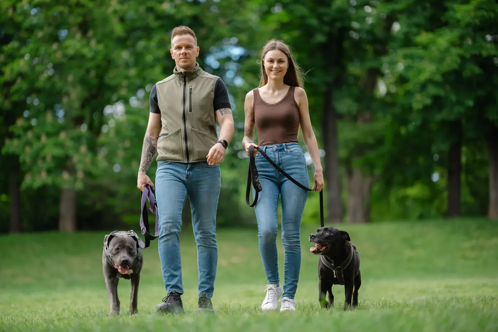 Steffen Taubitz mit seiner Partnerin Sarah und den Hunden Johnny und Luna im Park in Graz